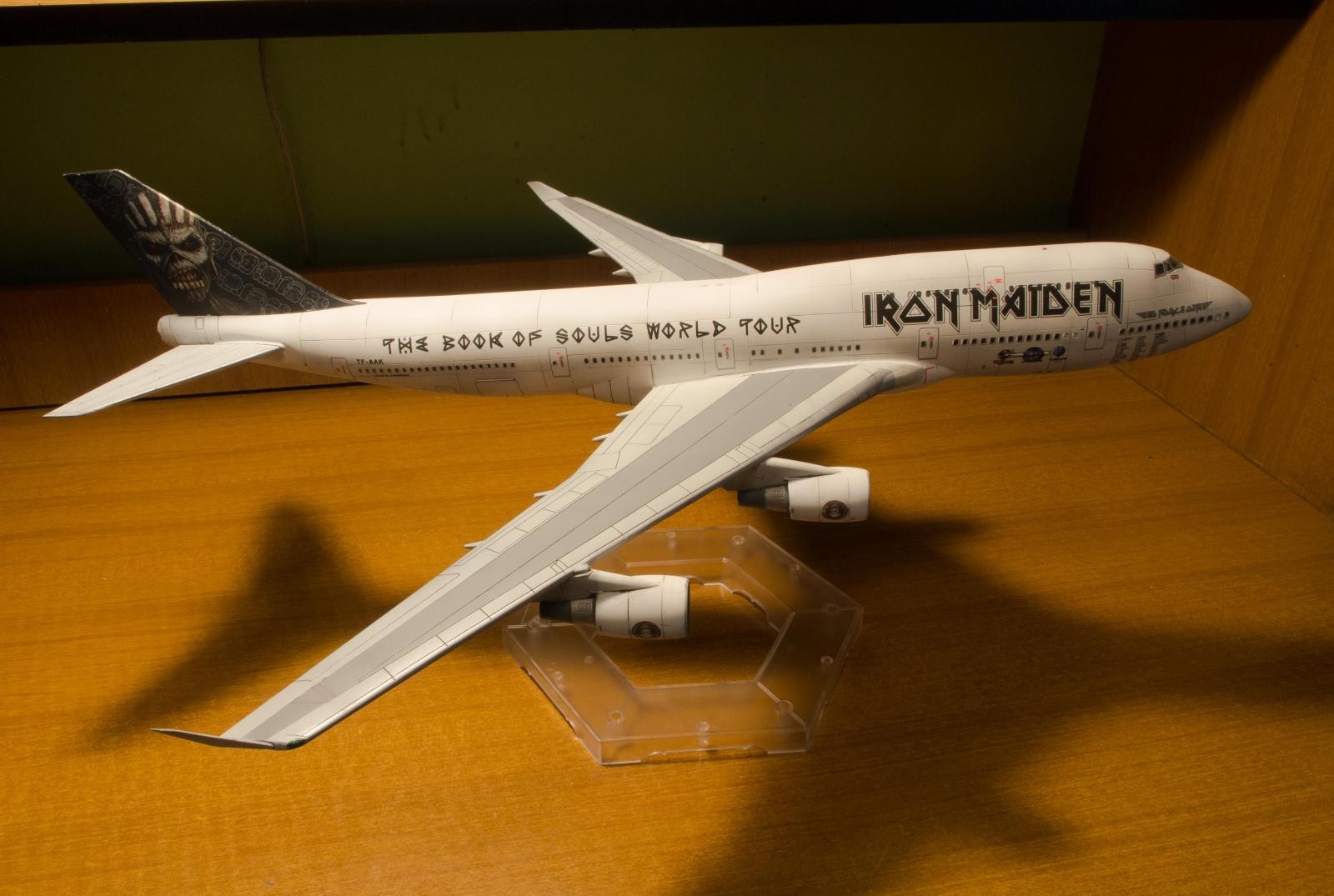Ed Force One Iron Maiden Boeing 747-400 1/144 - Revell - iModeler