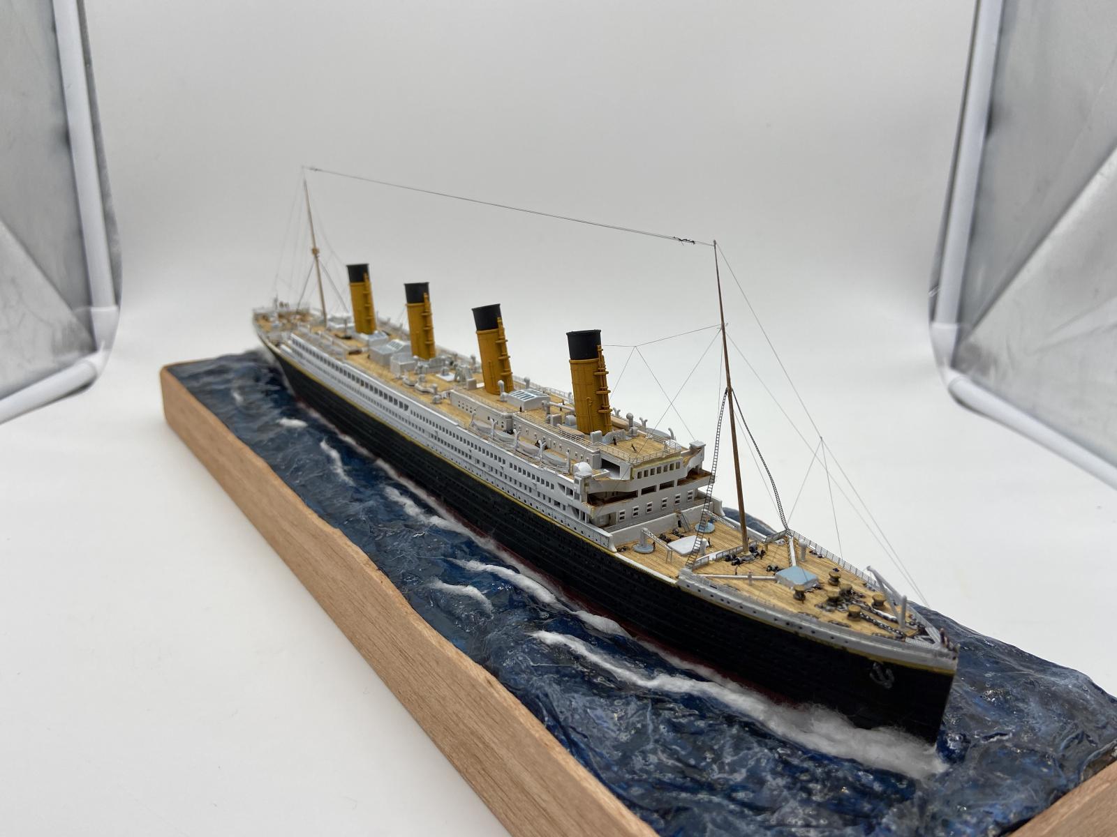 HMS Titanic with "Jack&Rose) on the bow | iModeler