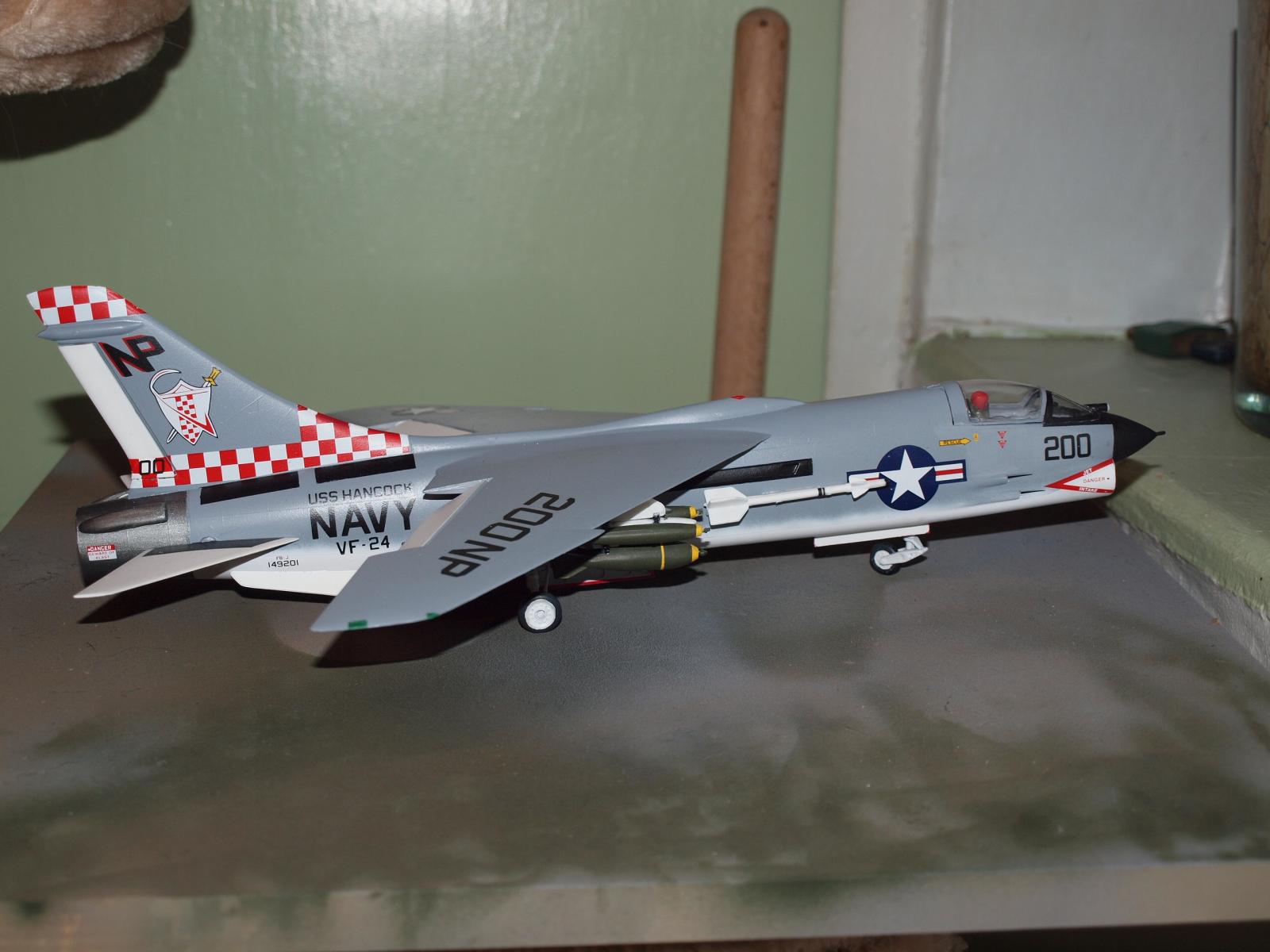 Lindberg 1/48 F-8J Crusader - iModeler