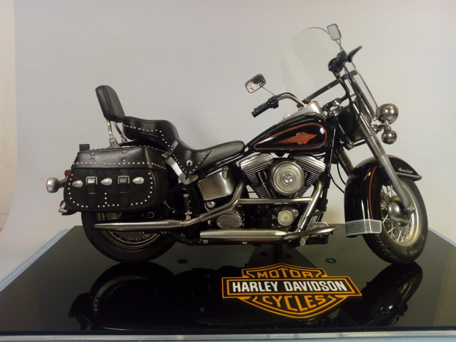 Harley Davidson Heritage Softail Classic 18 Snap Kit Revell Imodeler