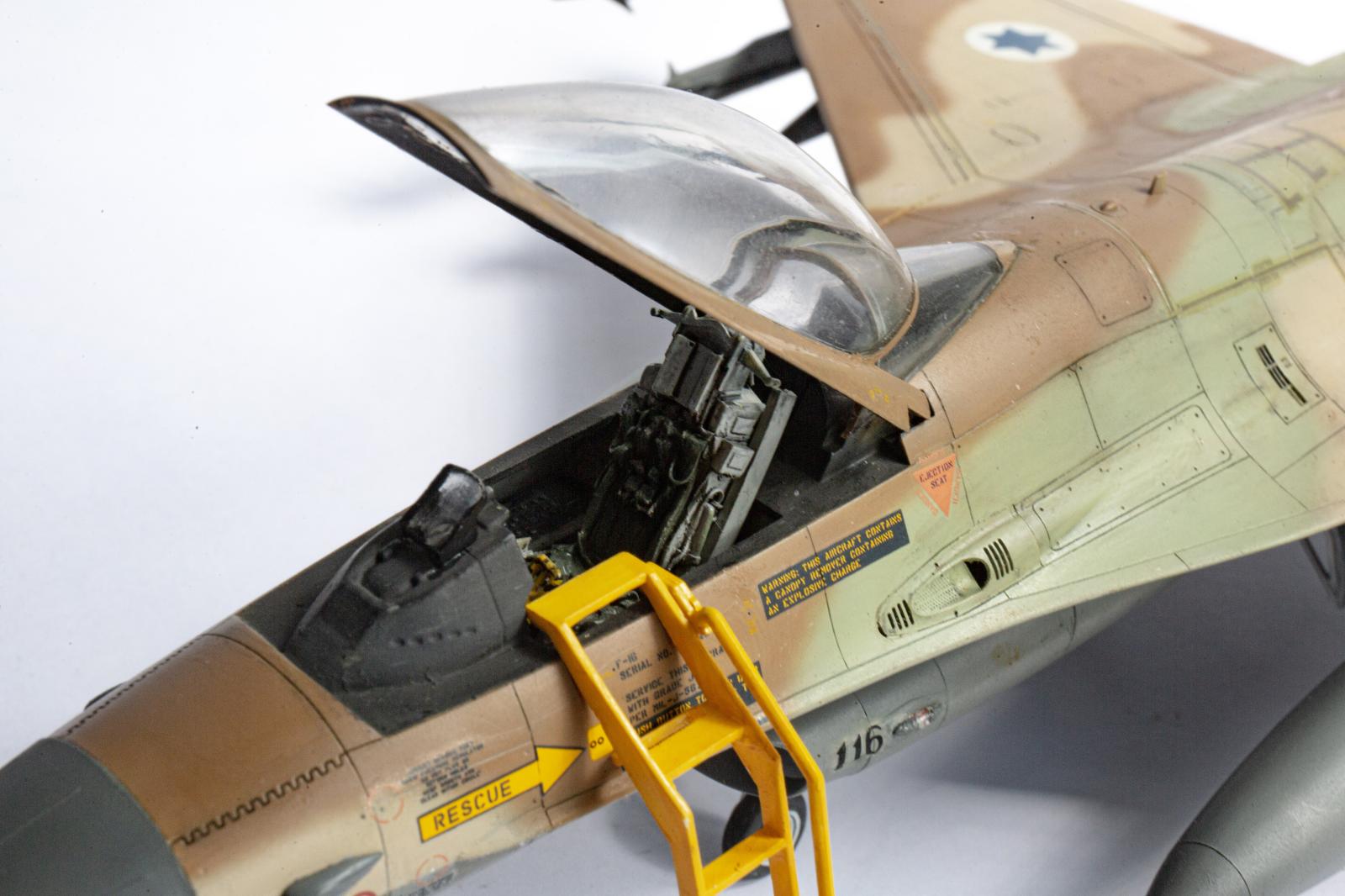 KIT F-16A com cores da FAP - Escala 1:48 - K48100 - Kiosque da